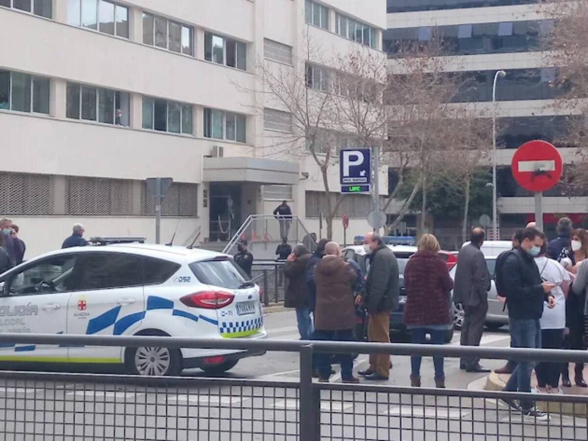 Entrega una granada a la Policía Autonómica y obliga a desalojar el edificio