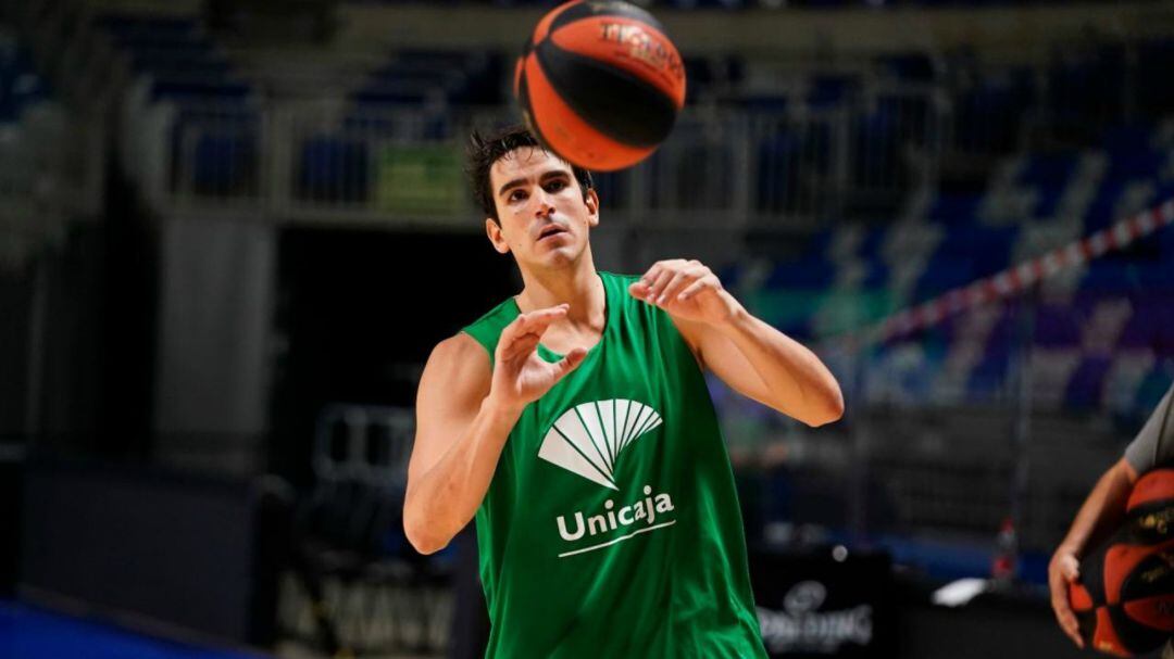 Suárez se prepara para recibir un balón en un entrenamiento del Unicaja