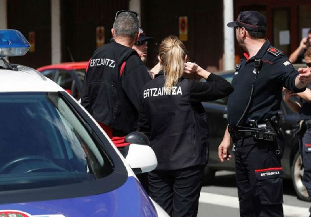 Agentes de la Ertzaintza en una imagen de archivo