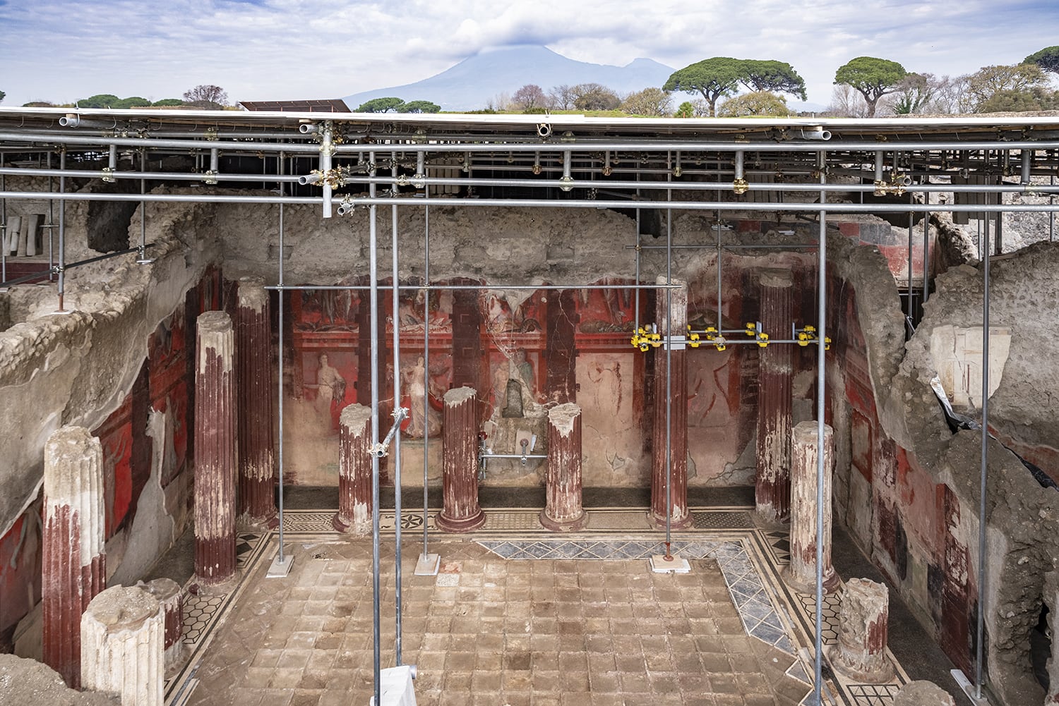 Se trata de una &quot;megalografía&quot;, una pintura de tamaño casi humano, que ha sido encontrada en el friso de un salón para banquetes excavado en estas semanas en el yacimiento.