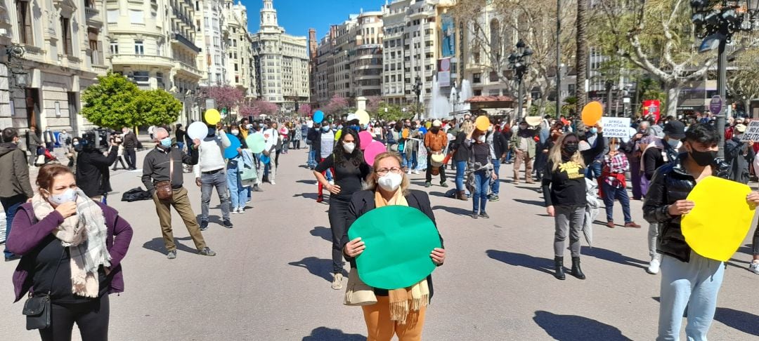 Alrededor de 500 personas, según los organizadores, se han concentrado este domingo en València para exigir el fin de las políticas racistas. 