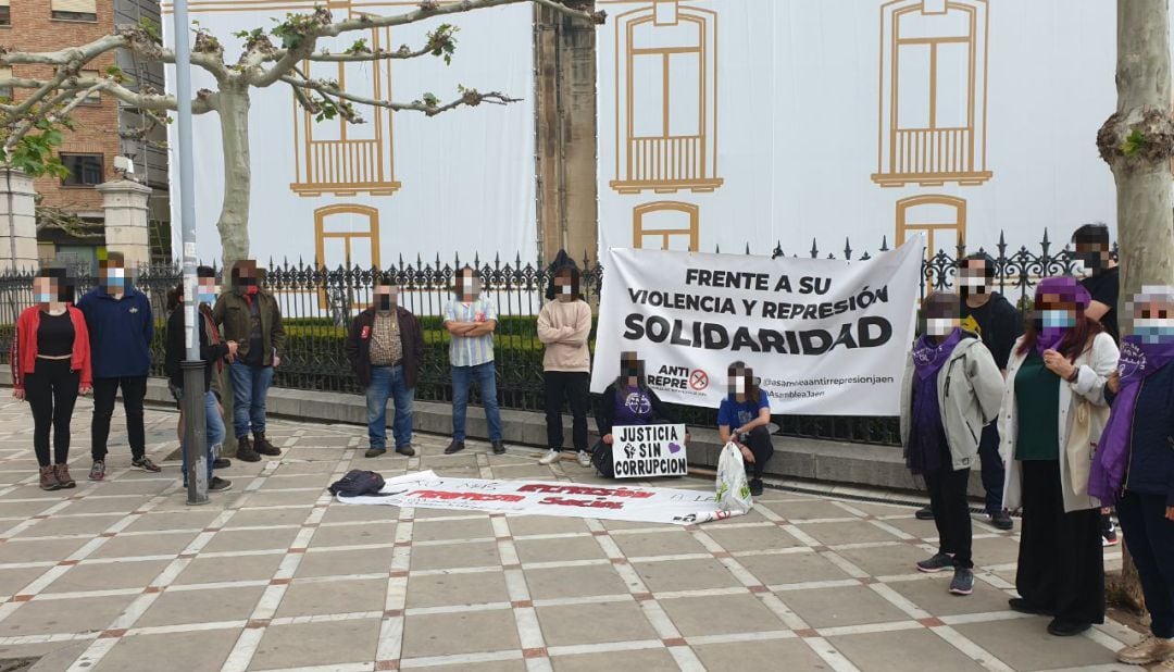 Participantes en la protesta de la Asamblea Antirrepresiva en Jaén.