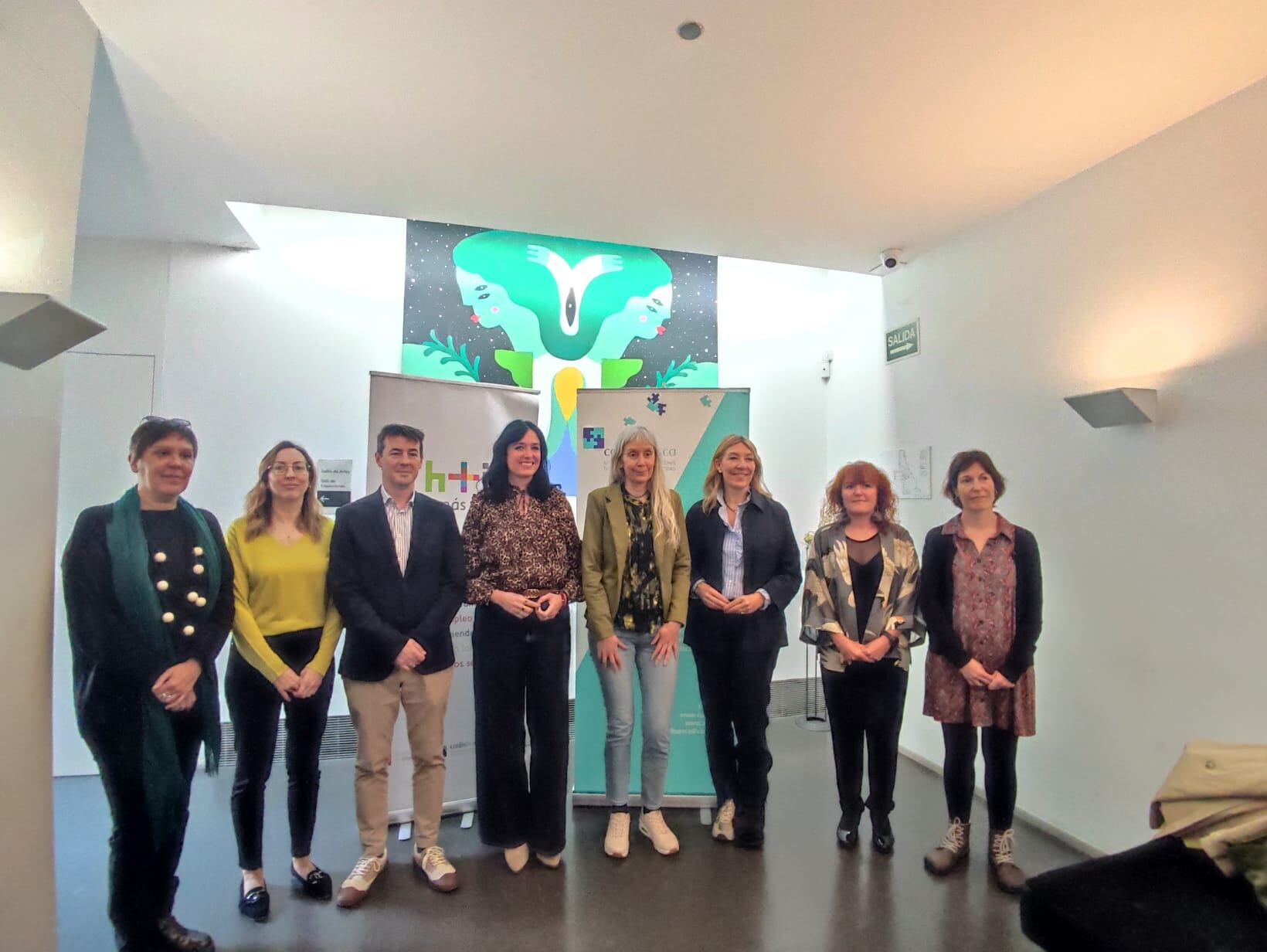Foto de familia tras la reunión de la comisión de seguimiento .