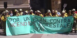 Trabajadores de los retenes de extinción de incendios forestales protestan frente a la Diputación de Bizkaia