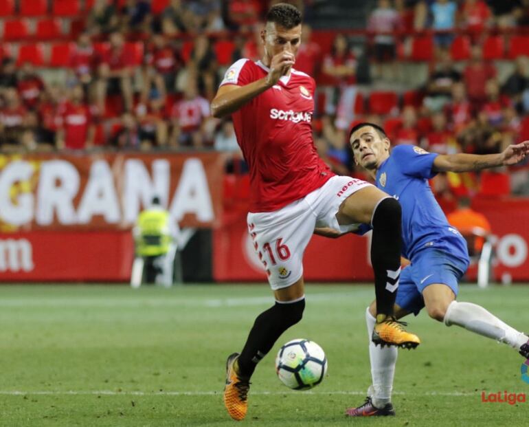 Perone se lleva un balón en el partido jugado con el Nástic ante el Almería