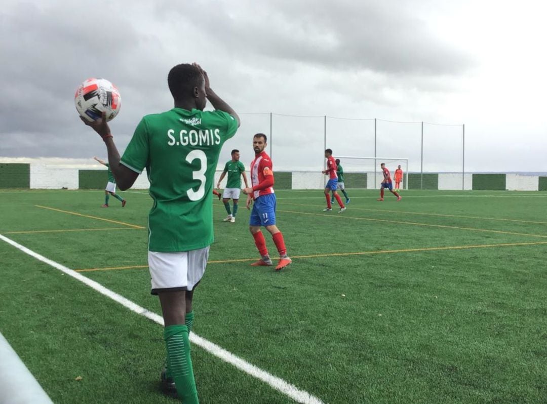 Samu Gomis saca de banda frente a Angelito Auñón 