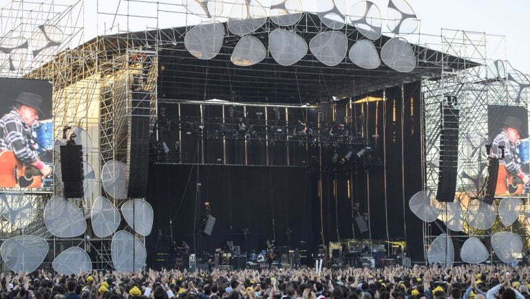 El directo del canadiense arrancaba con una curiosa performance en la que varias agricultoras han esparcido semillas por el escenario