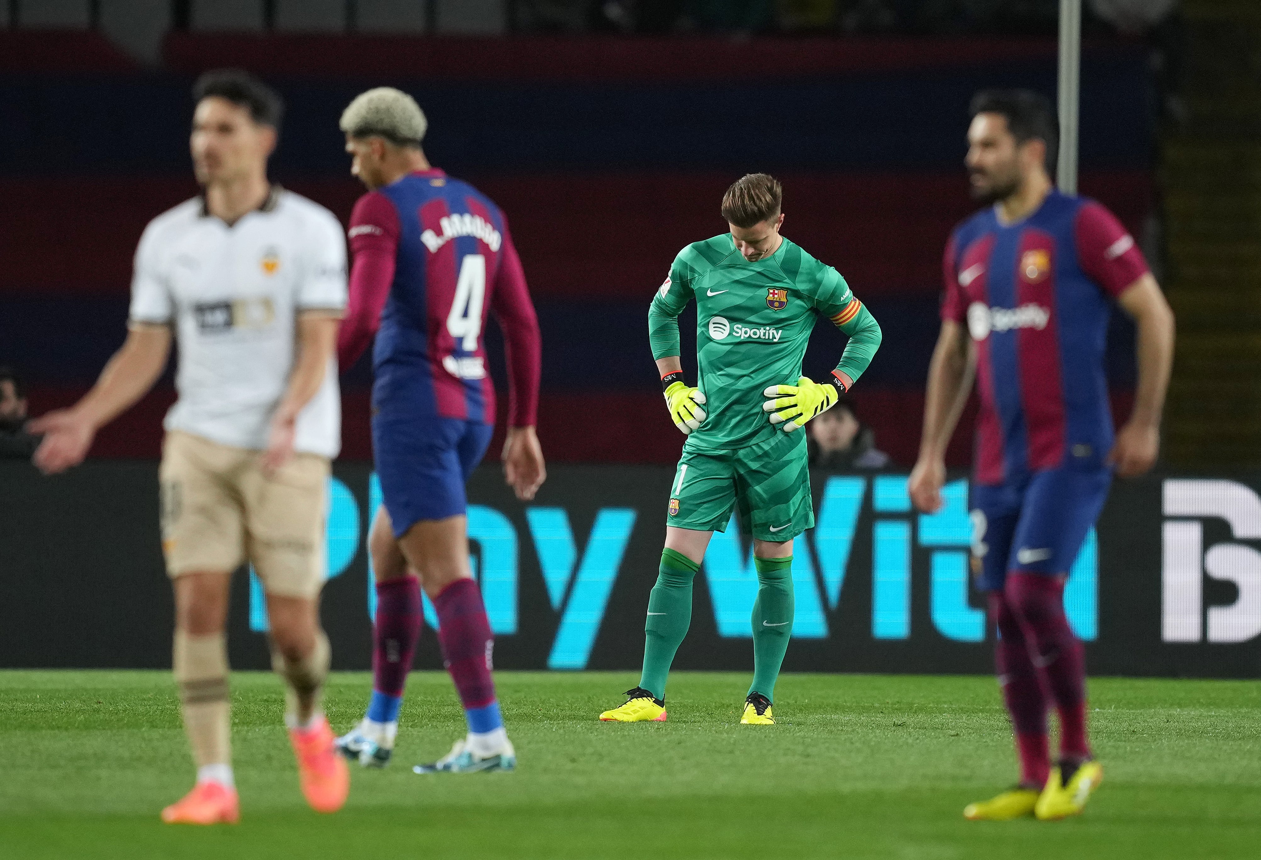 Ter Stegen se lamenta tras su error, que propició el primer gol del Valencia