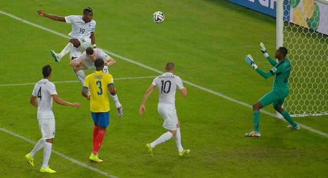 Pogba remata de cabeza