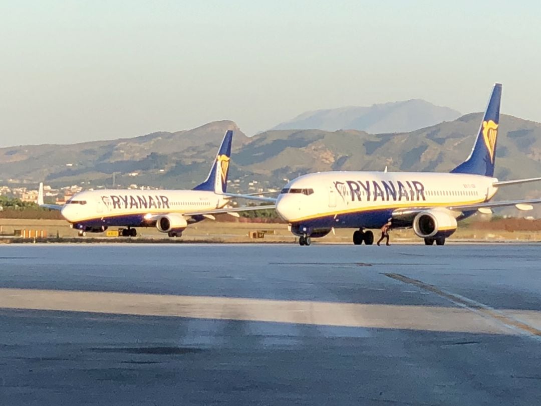 Dos de los aparatos de Ryanair estacionados en la terminal de Málaga