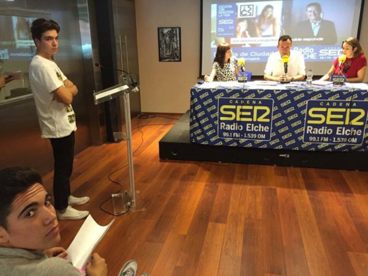 Los alumnos del Instituto Cayetano Sempere de Elche entrevistan al alcalde