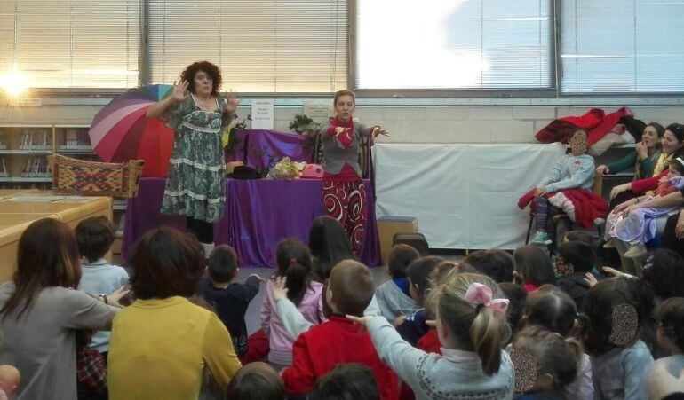 Aprovechando las mañanas de vacaciones la biblioteca municipal acoge una actividad más para el público infantil