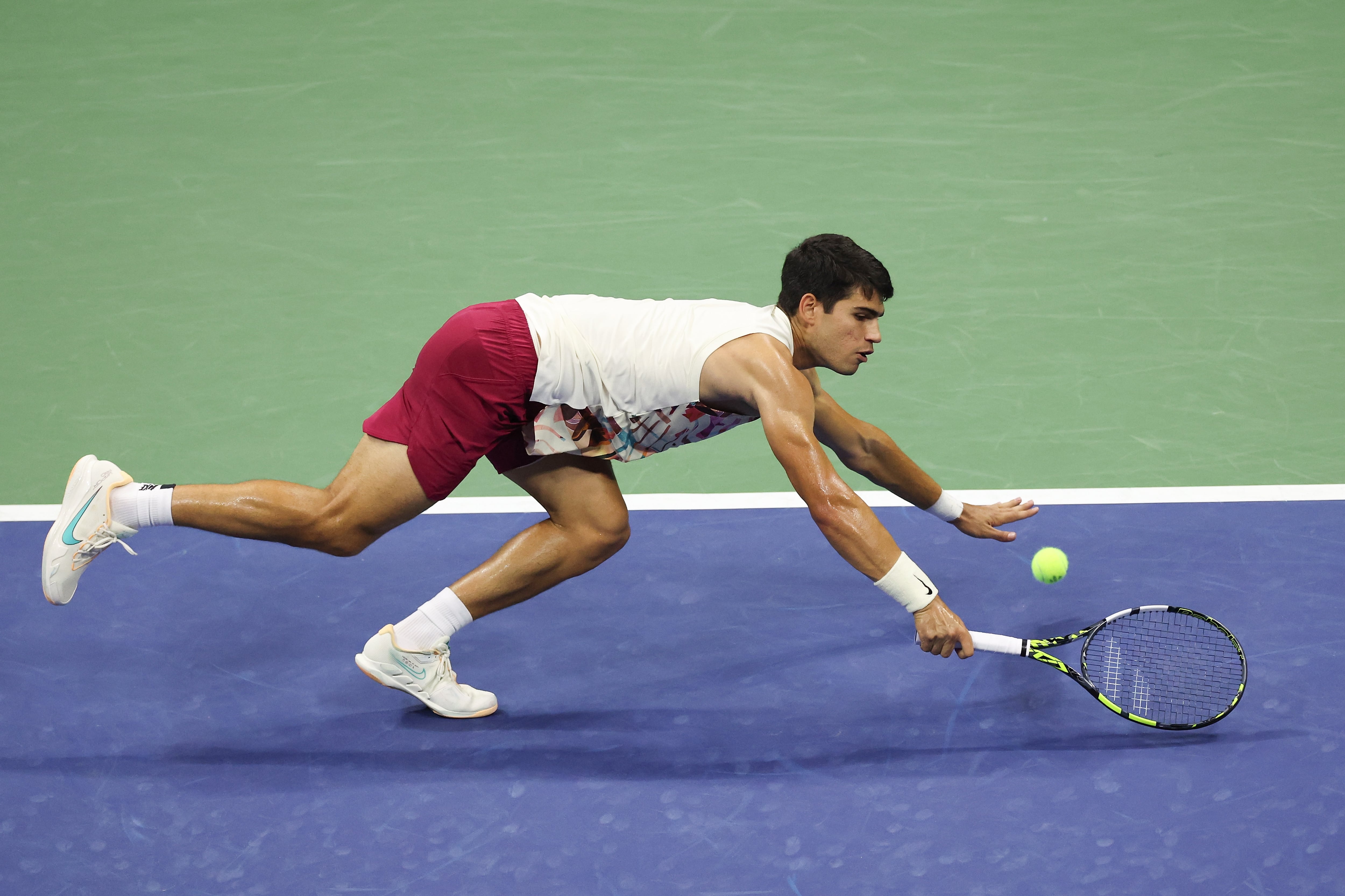 Carlos Alcaraz devuelve la bola a Dominik Koepfer (Tenis, Alemania, España, Nueva York) EFE/EPA/BRIAN HIRSCHFELD