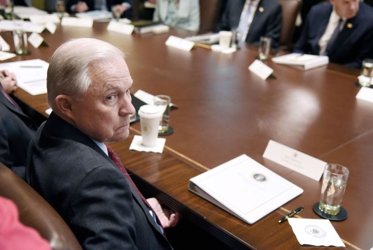 El Fiscal General de los Estados Unidos Jeff Sessions participa en una reunión de Gabinete presidida por el presidente estadounidense Donald Trump.