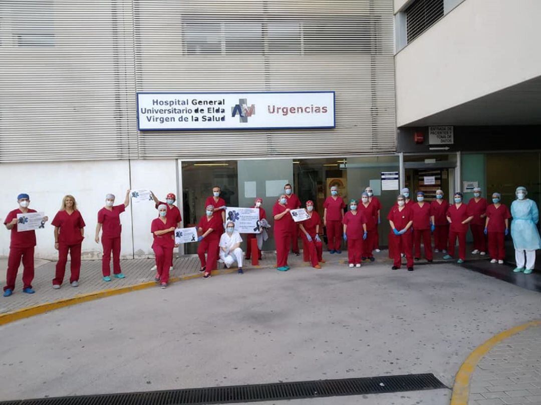 Sanitarios a las puertas de Urgencias del Hospital Gral. Universitario de Elda "Virgen de la Salud"