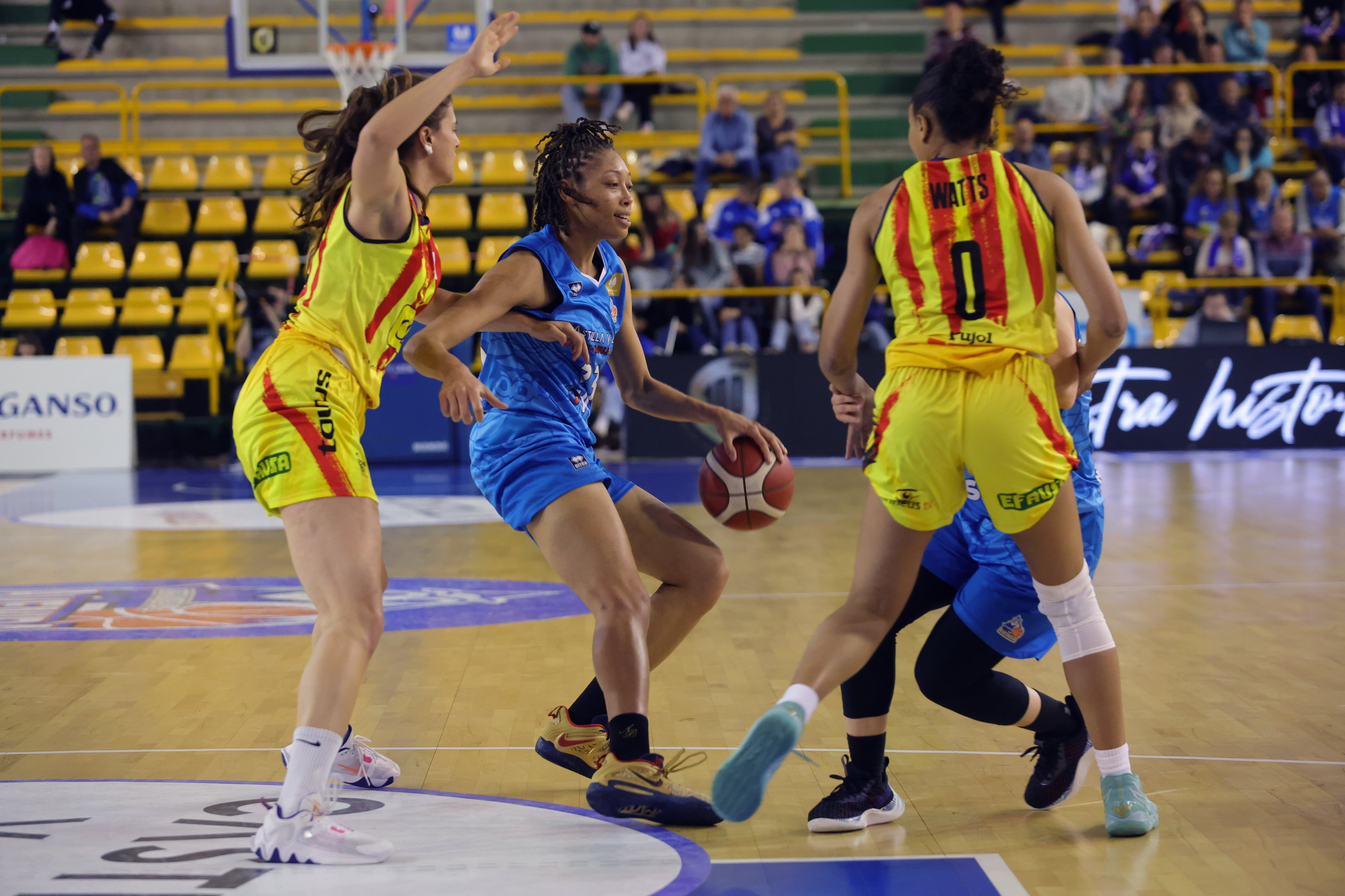 GRAF4472. SALAMANCA (ESPAÑA), 23/04/2023.- Alexis Prince del Perfumerías Avenida en acción ante Stephanie Watts del Sedis hoy, durante un partido de cuartos de final de la Liga Femenina Endesa entre Avenida y Sedis Basquet, en Salamanca. EFE/ J.M.GARCIA