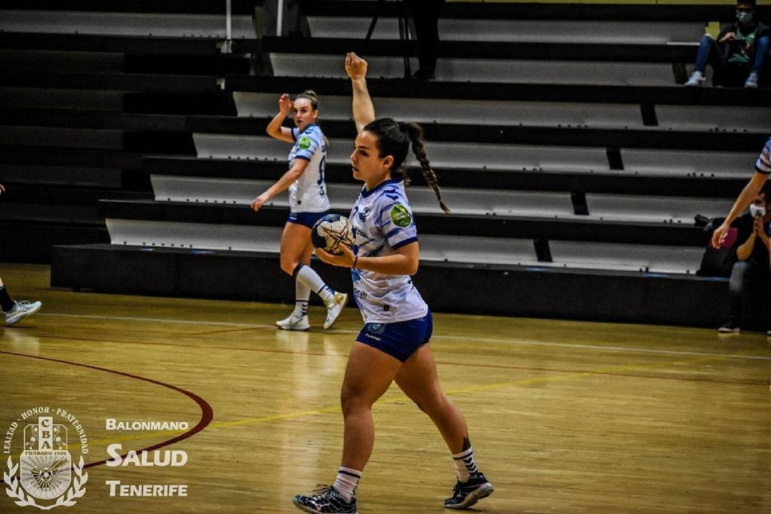 Andrea Alonso con la camiseta del Salud de Tenerife.