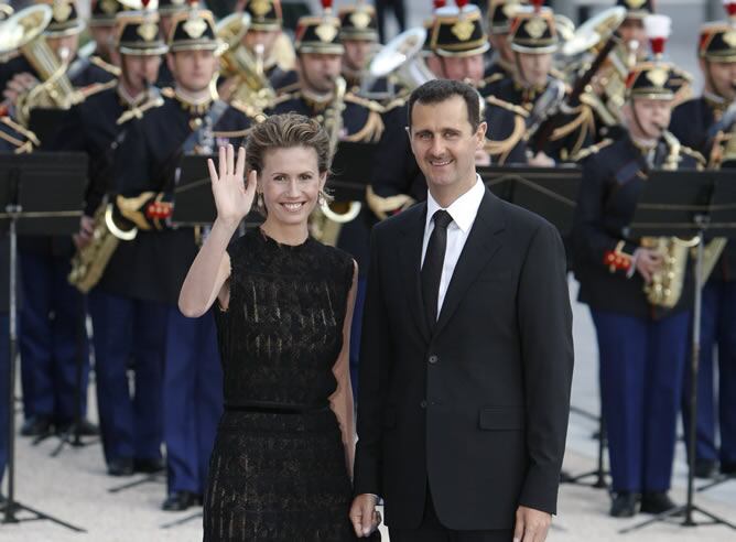 Foto de archivo de  Al Asad y su mujer Asma en una cena en la Cumbre Unión Europea-Meditarráneo celebrada en París en 2008