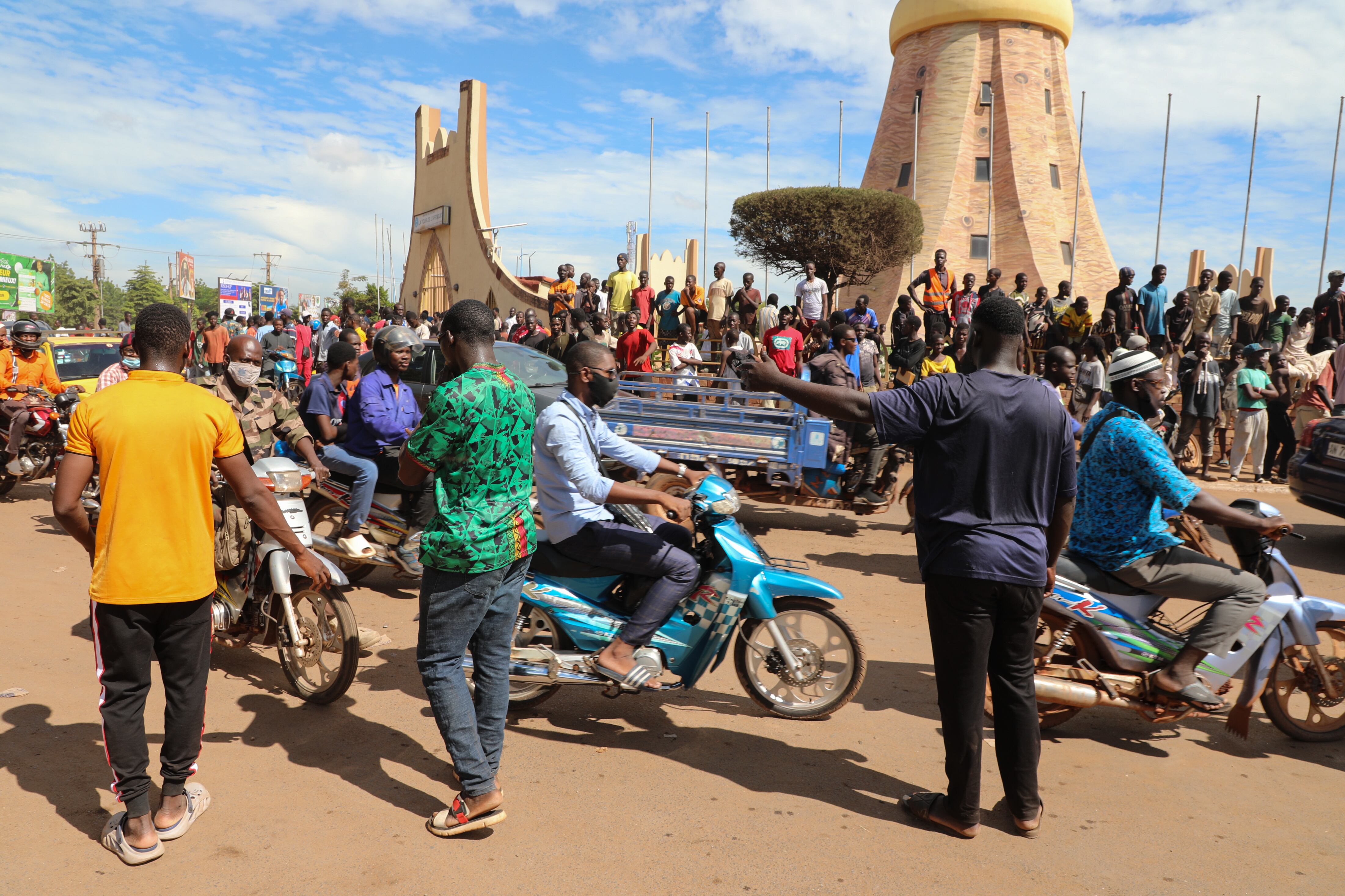 Militares vestidos de civiles han salido a las calles tras el intento de infiltración del grupo terrorista en la gendarmería de Bamako