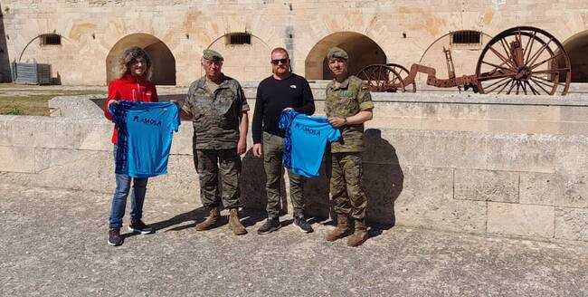 És la única prova que es disputa íntegrament a Menorca dins d'un bé històric.