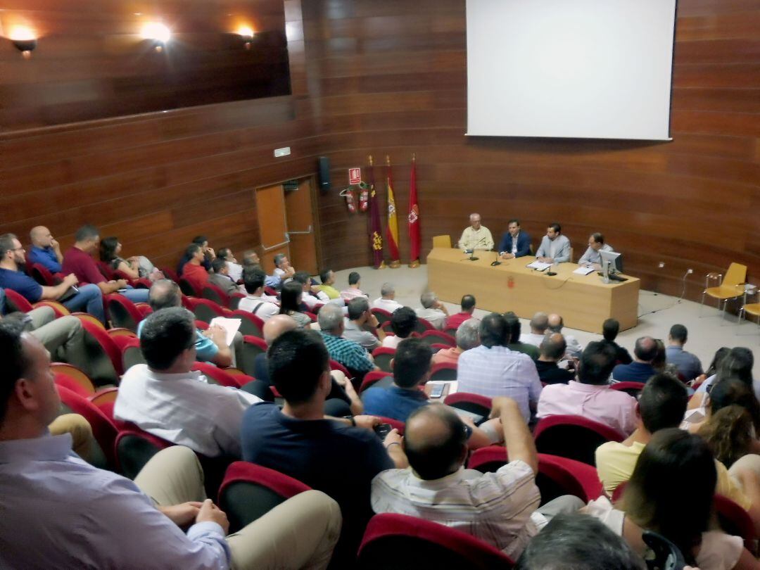 La reunión de los constructores con Mario Gómez ha contado con una gran asistencia