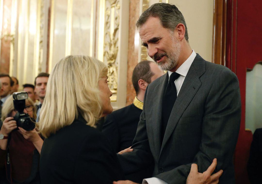 El rey Felipe VI saluda a la viuda de Alfredo Pérez Rubalcaba, Pilar Goya, a su llegada al Congreso de los Diputados