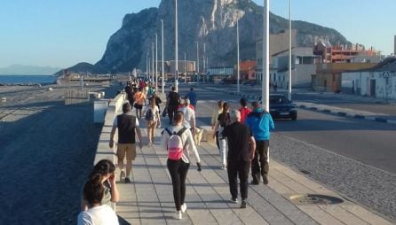 Los alrededores de la playa de Levante en La Línea, repletos.