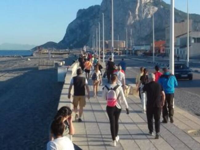 Los alrededores de la playa de Levante en La Línea, repletos.