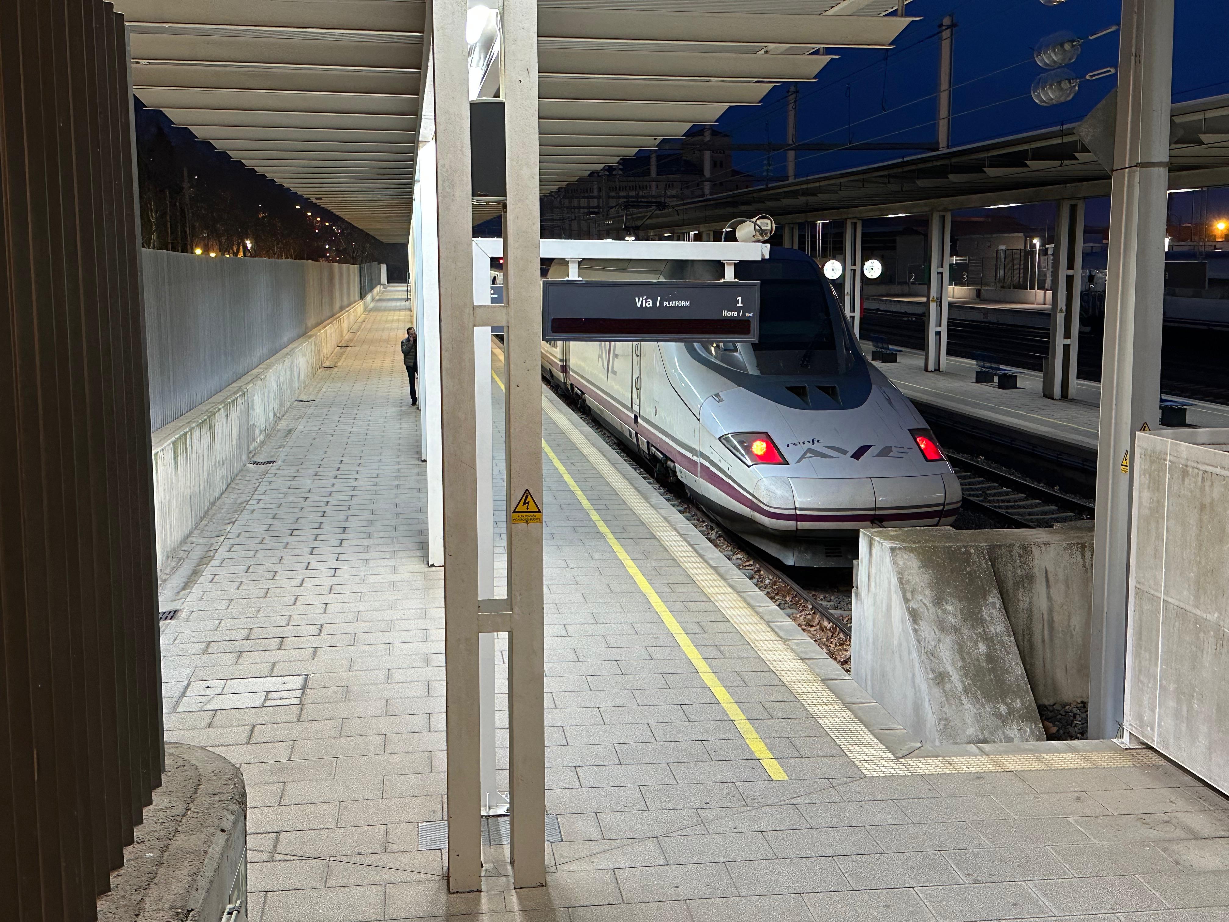 AVE en la estación de Huesca