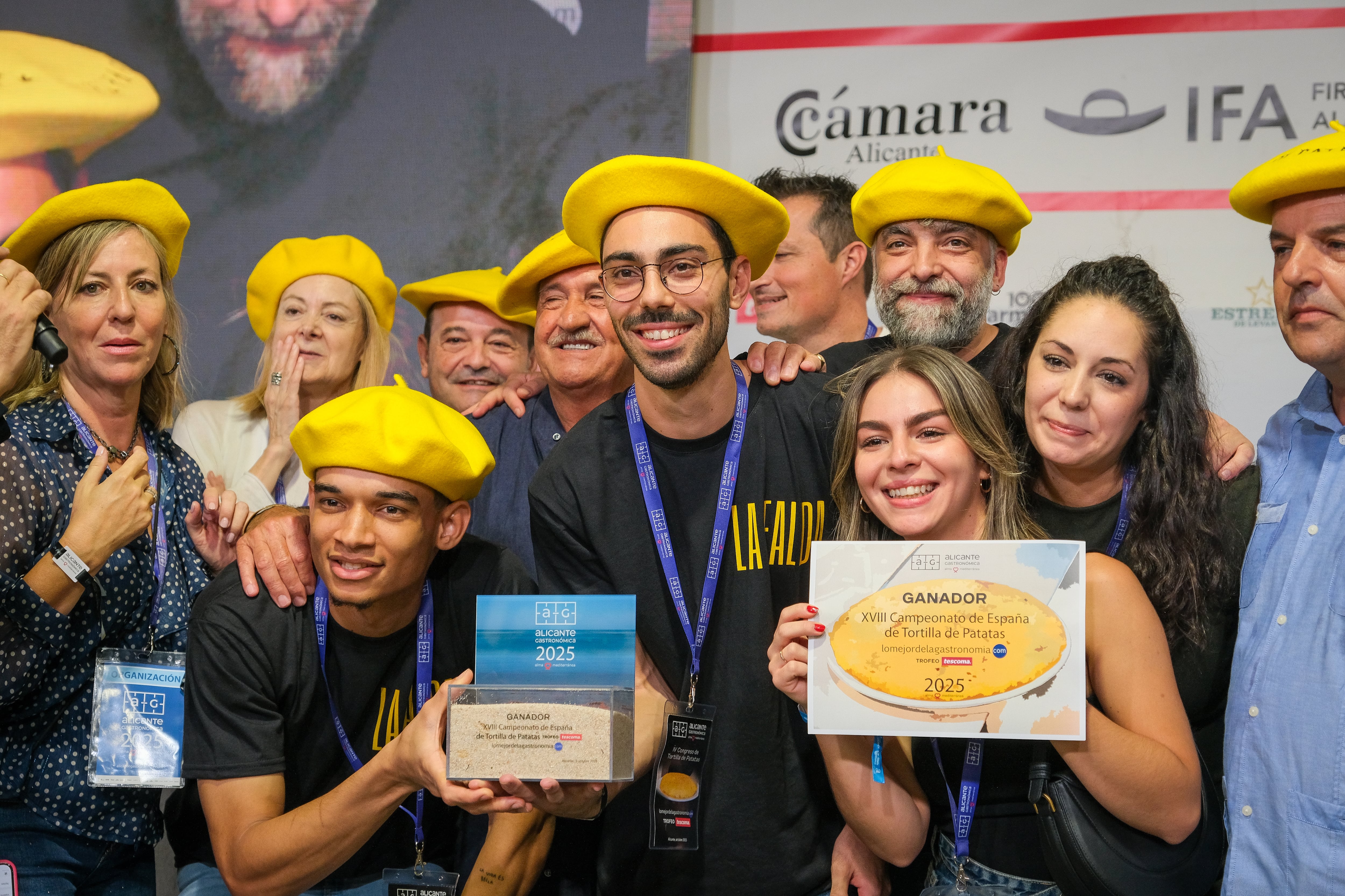 Representantes del restaurante La Falda, con Alejandro Oliveira en el centro, celebran su victoria en el Campeonato de España de Tortilla de Patatas.
