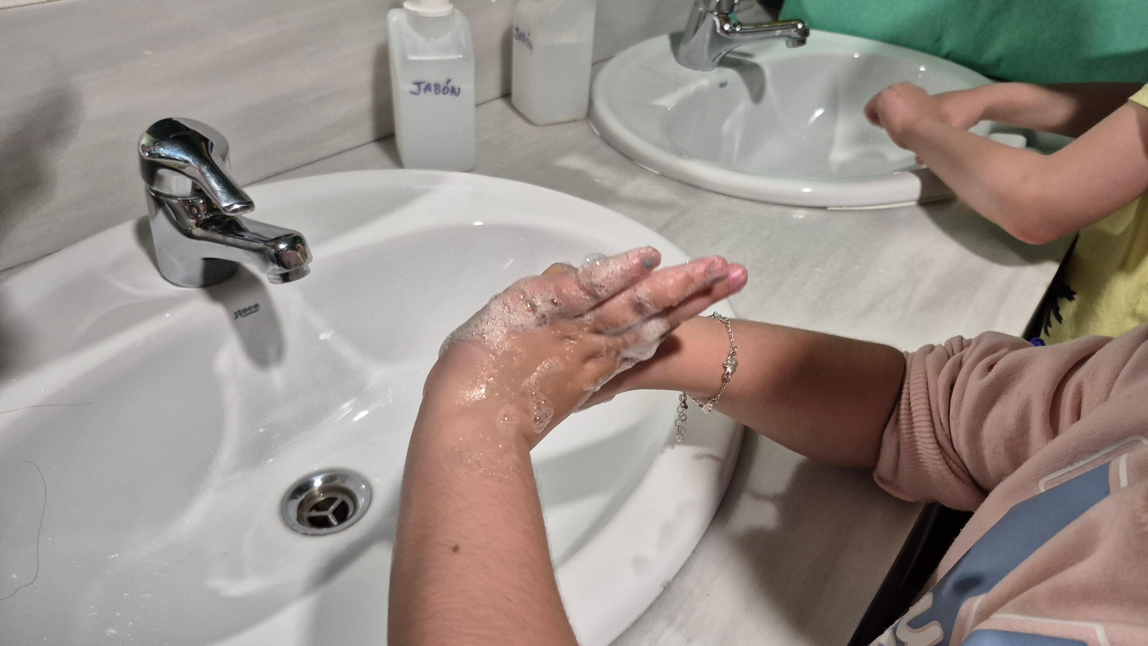 Momento de la actividad en la que los alumnos del Sofía Tartilán han aprendido en una clase práctica la manera correcta de lavarse las manos