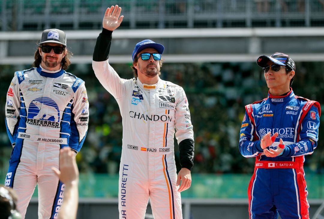 Alonso durante las instrucciones de los pilotos en 2017 en la carrera de Indianápolis