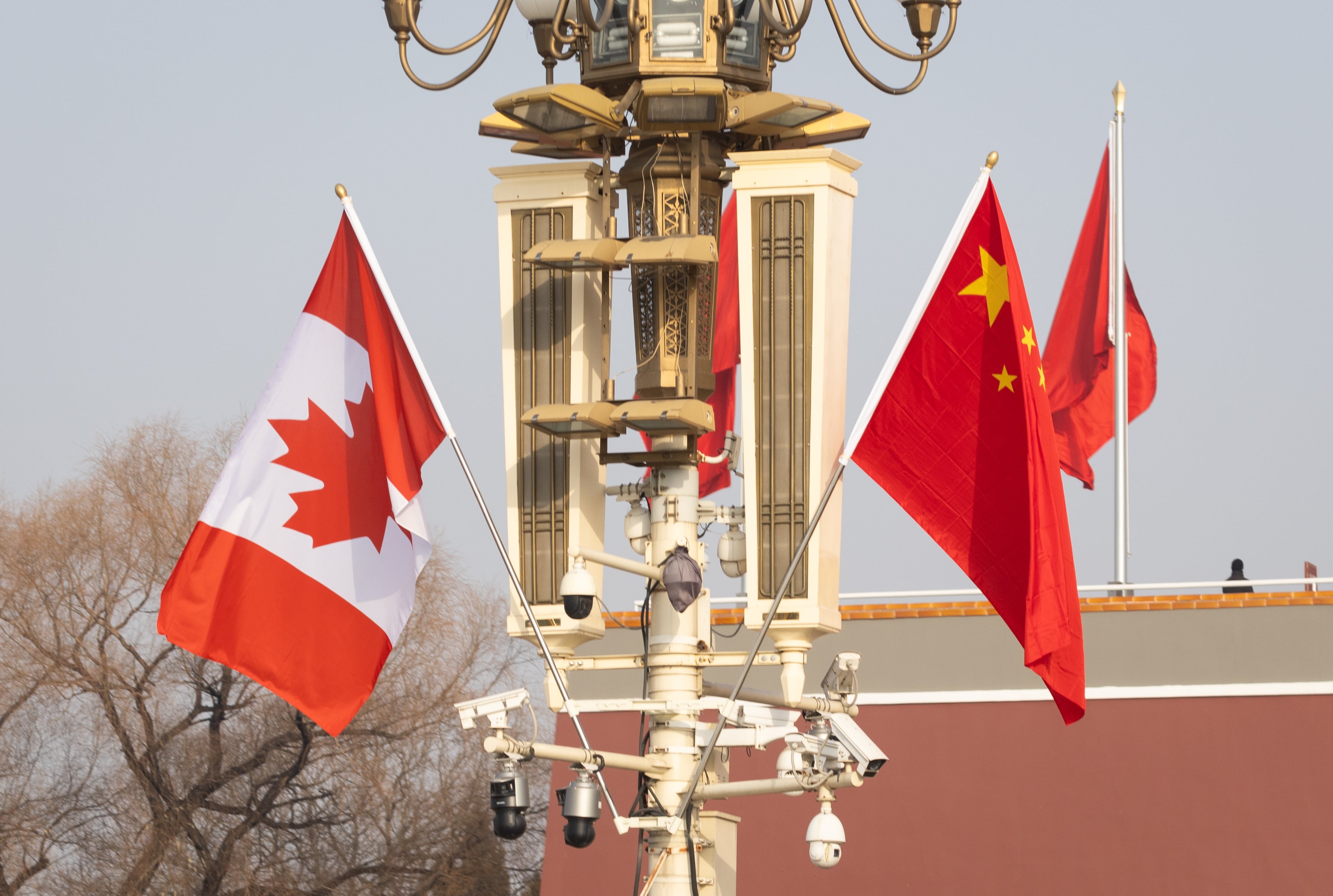 Las banderas de Canadá y de China en la Plaza de Tiananmén en Pekín