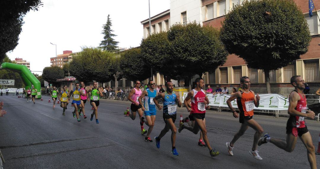 Varios corredores participan en una edición anterior de la Milla Urbana 'Manuel Pancorbo'.