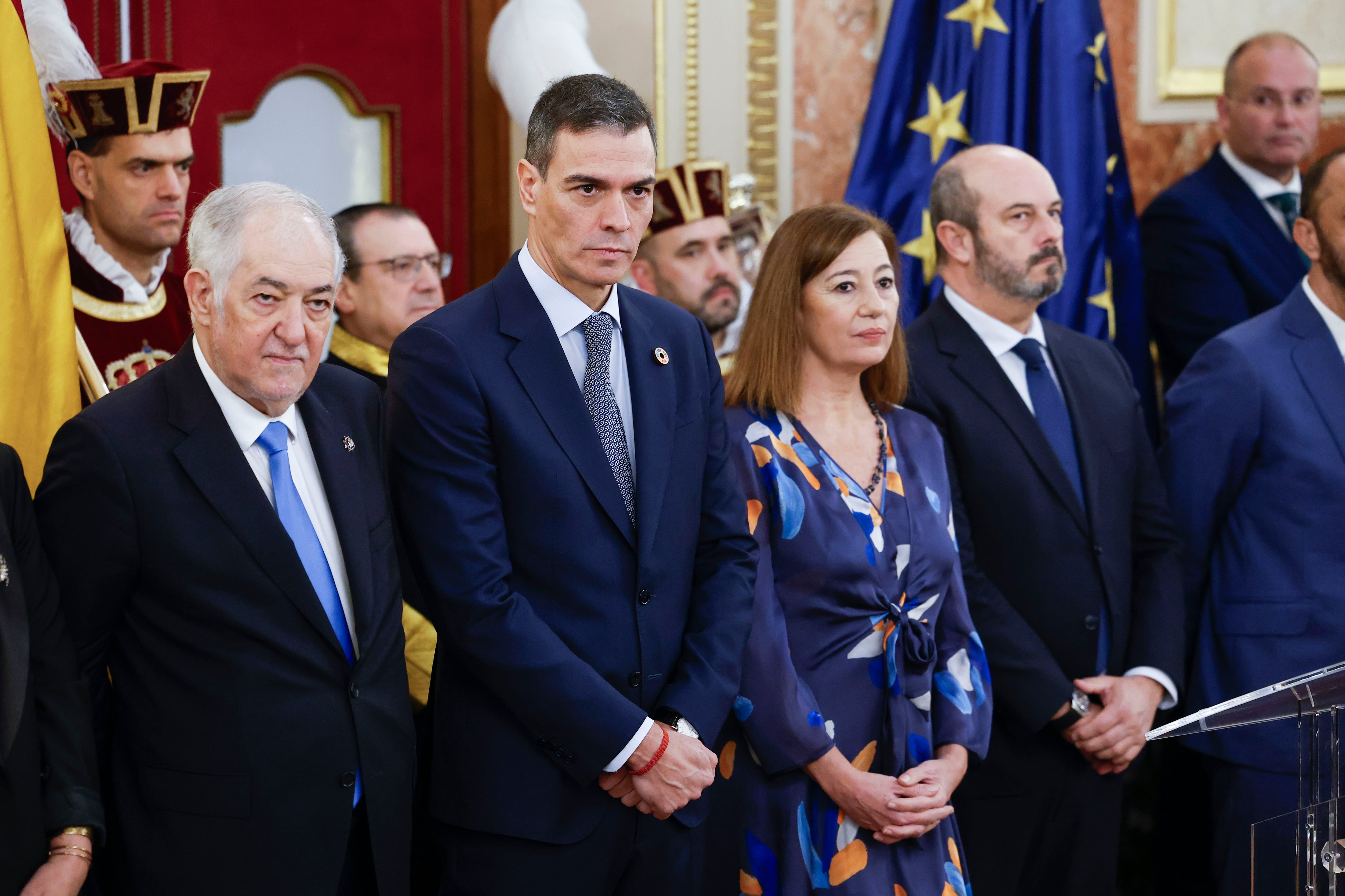 El presidente del Gobierno, Pedro Sánchez (2i), el presidente del Constitucional Cándido Conde-Pumpido (i), el presidente del Senado Pedro Rollán (d) y la presidenta del Congreso, Francina Armengol (2d), posan para una foto de familia en el Congreso de los Diputados con motivo de la celebración del Día de la Constitución, este viernes en Madrid.