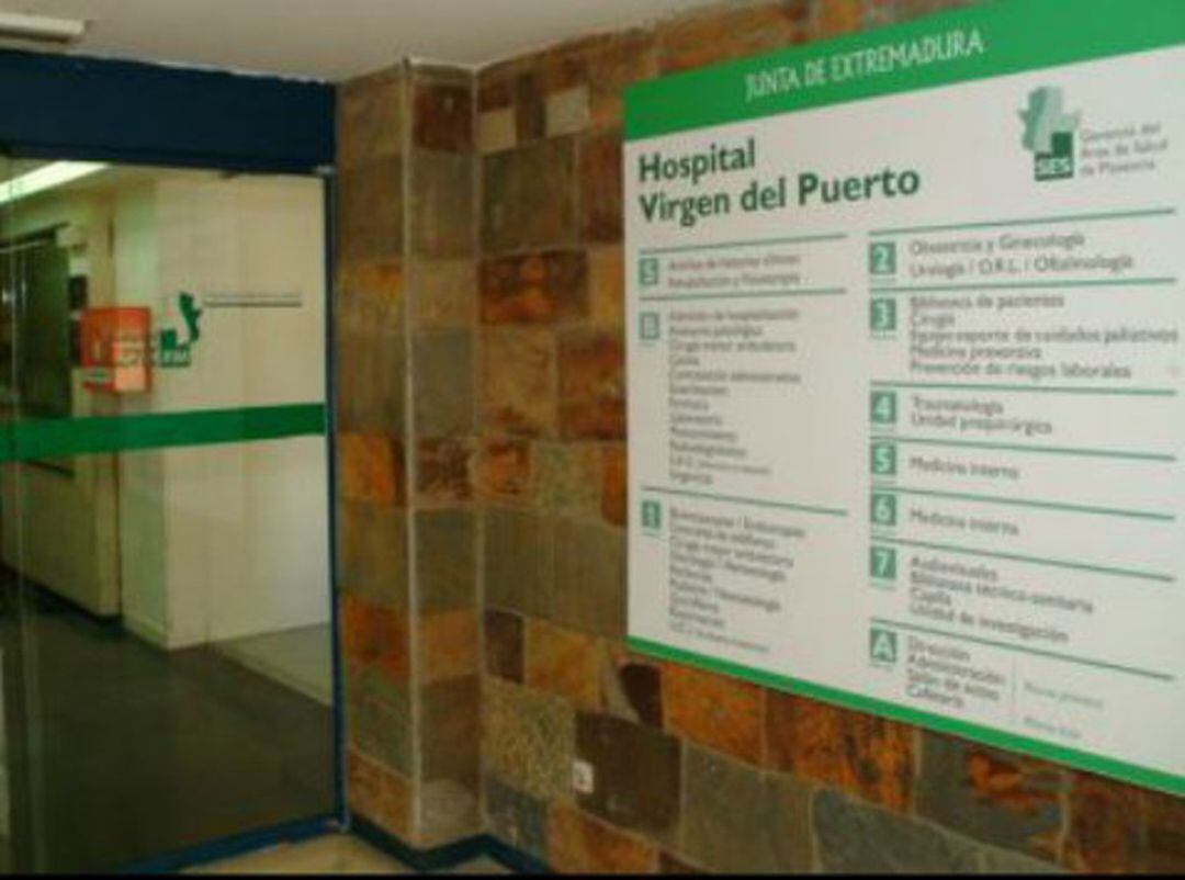 Entrada del Hospital de Plasencia donde se ha dado el alta al último paciente de covid-19