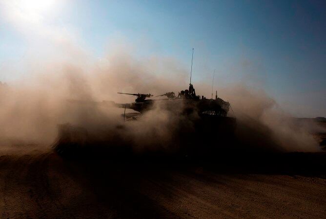 Un tanque del ejército israelí se mueve cerca de la frontera con la Franja de Gaza