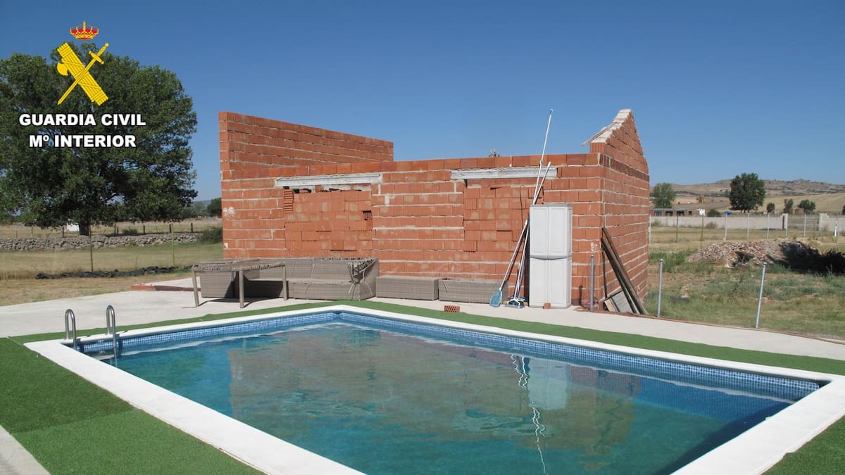 La Guardia Civil denuncia a tres personas por construir piscinas ilegales en el Valle Amblés