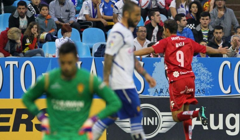GRA506. ZARAGOZA, 11/06/2015.- El delantero del Girona Jaime Mata (d) celebra el gol que acaba de marcar, el tercero ante el Real Zaragoza, durante el partido de ida de la primera eliminatoria de la Promoción de ascenso a Primera División que se juega hoy en el estadio de La Romareda. EFE/Javier Cebollada