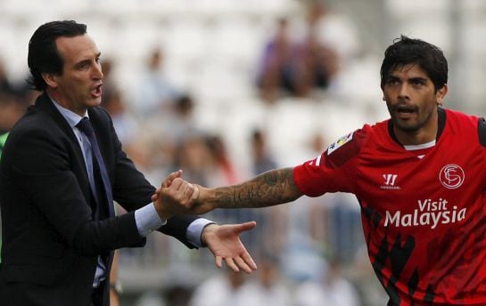 Banega celebra con Emery su gol al Málaga