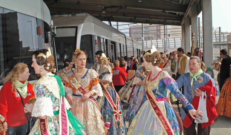 Falleras en tranvía