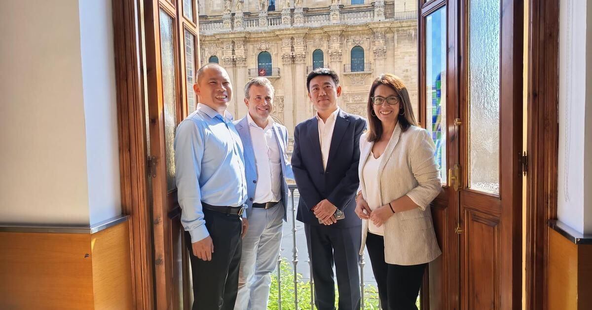 El alcalde de Jaén, Julio Millán, y la concejala de Urbanismo, África Colomo, acompañados de responsables de la empresa de Tianneg en la visita que realizaron a Jaén el pasado mes de julio.