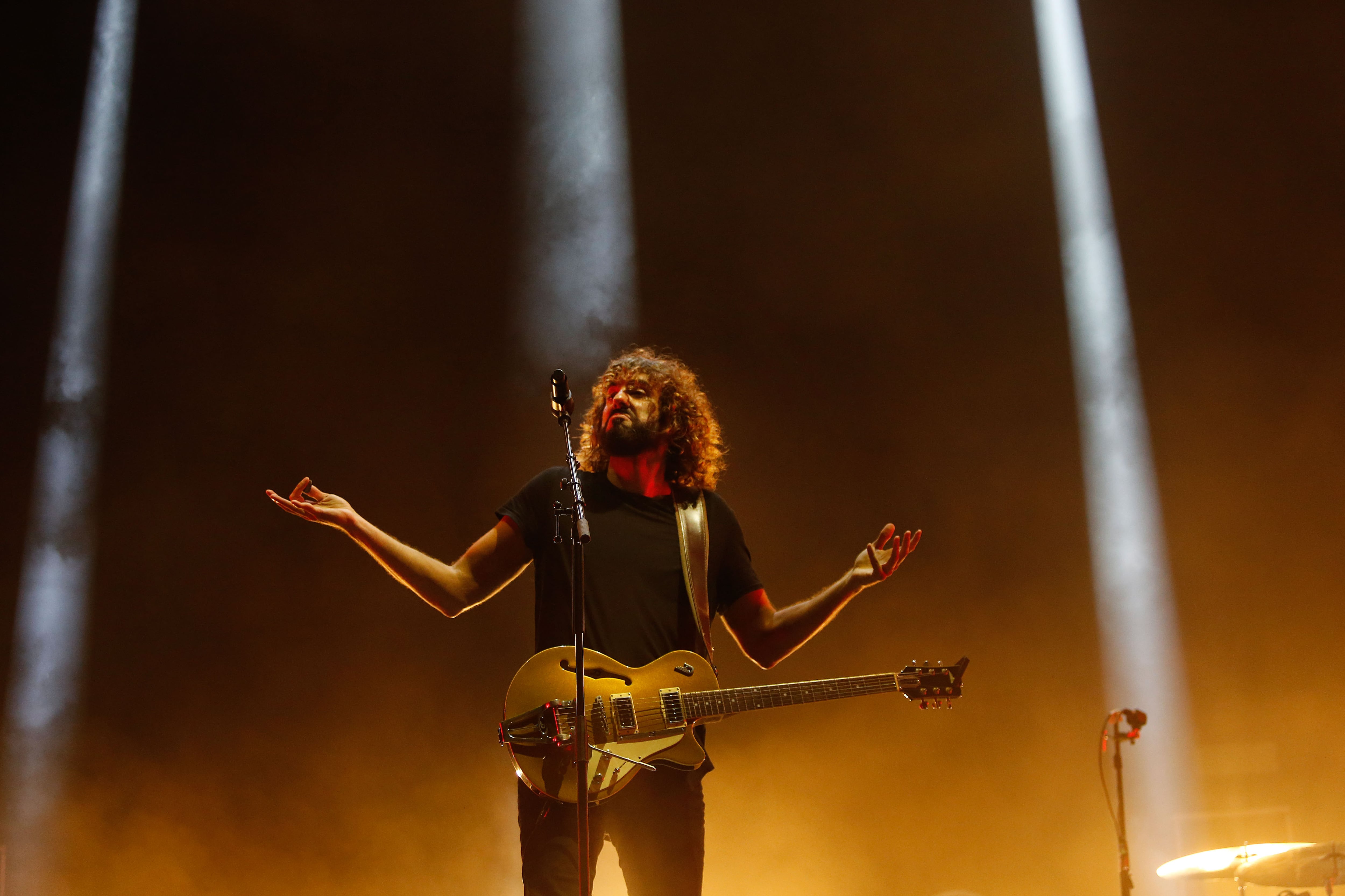 El vocalista y compositor del grupo Izal, Mikel Izal, durante una actuación