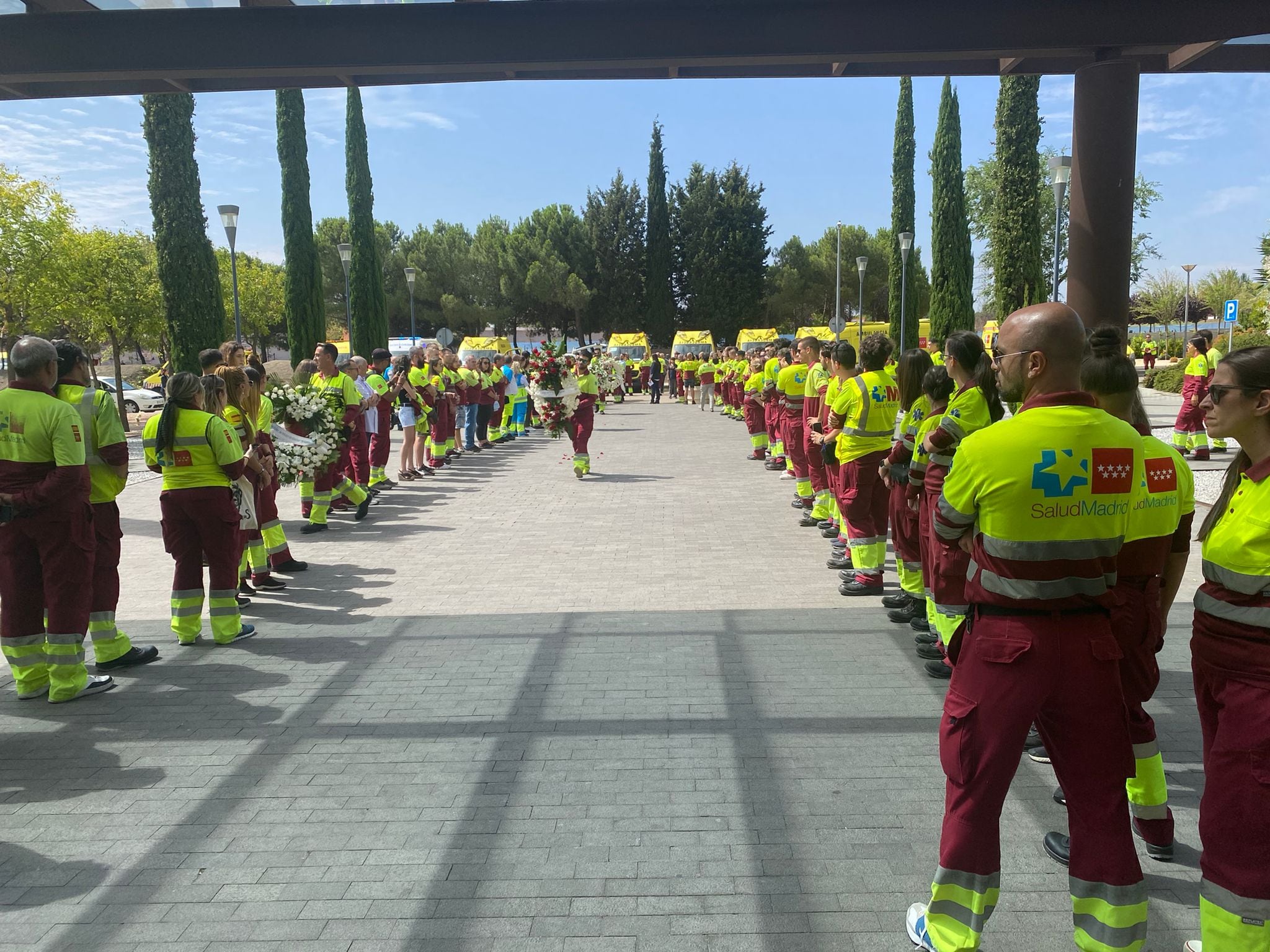 Los compañeros de la técnica de emergencias fallecida durante su entierro