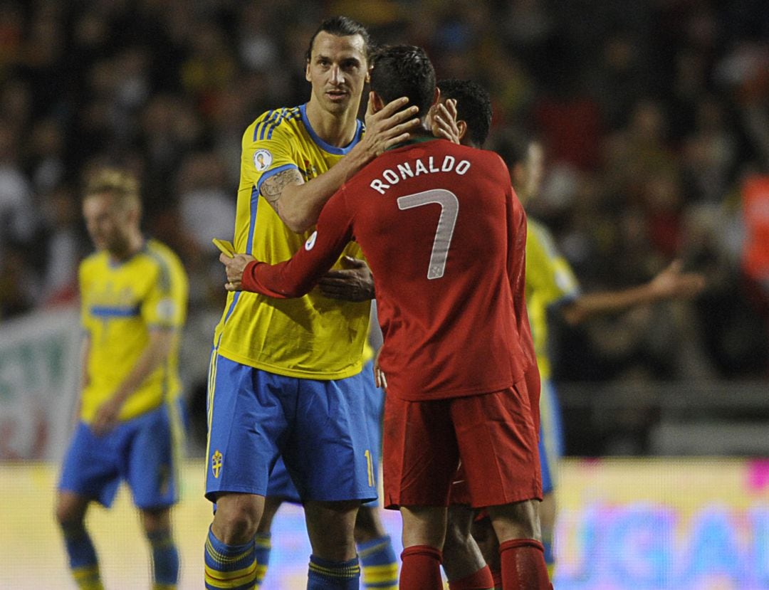 Ibrahimovic y Cristiano se saludan durante un partido