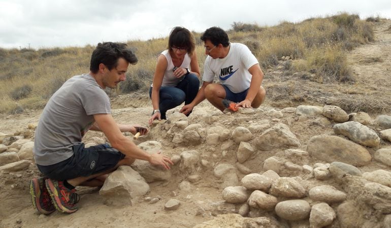 La concejala de Cultura, Patricia Maciá, en el lugar de las excavaciones