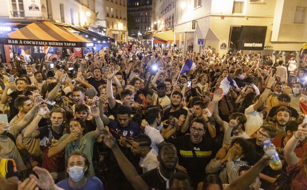 Celebraciones en París por el triunfo de Francia contra Alemania en la Eurocopa de fútbol.