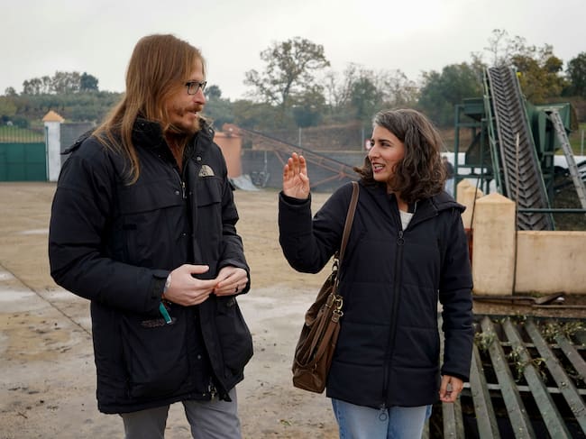 PERALES DEL PUERTO (CÁCERES), 02/12/2025.- La candidata a la Presidencia de la Junta por Unidas por Extremadura, Irene de Miguel, acompañada del secretario de Organización de Podemos, Pablo Fernández, durante una visita a la cooperativa Peraliega Almazara de San Andrés, en la localidad cacereña de Perales del Puerto, donde ha anunciado este martes un plan de revitalización de los cultivos de montaña, especialmente del olivar tradicional. EFE/EDUARDO PALOMO
