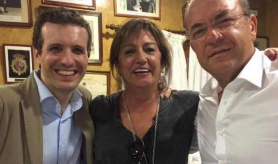 La diputada del PP en la Asamblea de Extremadura Consuelo Rodríguez Píriz, en una imagen de archivo junto al presidente nacional del PP, Pablo Casado, y el líder regional de su partido, José Antonio Monago