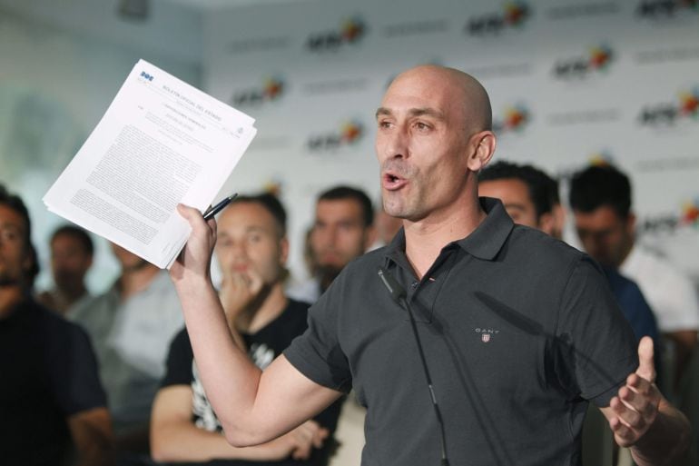 GRA485. MADRID, 07/05/2015.- El presidente de la Asociación de Futbolistas Españoles (AFE), Luis Rubiales, durante la rueda de prensa ofrecida esta tarde en Madrid, tras la huelga indefinida convocada por la Real Federación Española de Fútbol (RFEF). EFE/Victor Lerena.